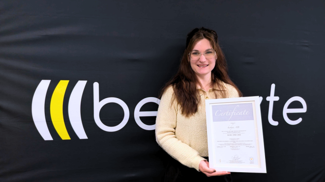 Bild på Josephine som visar upp ISO 27001-certifikatet